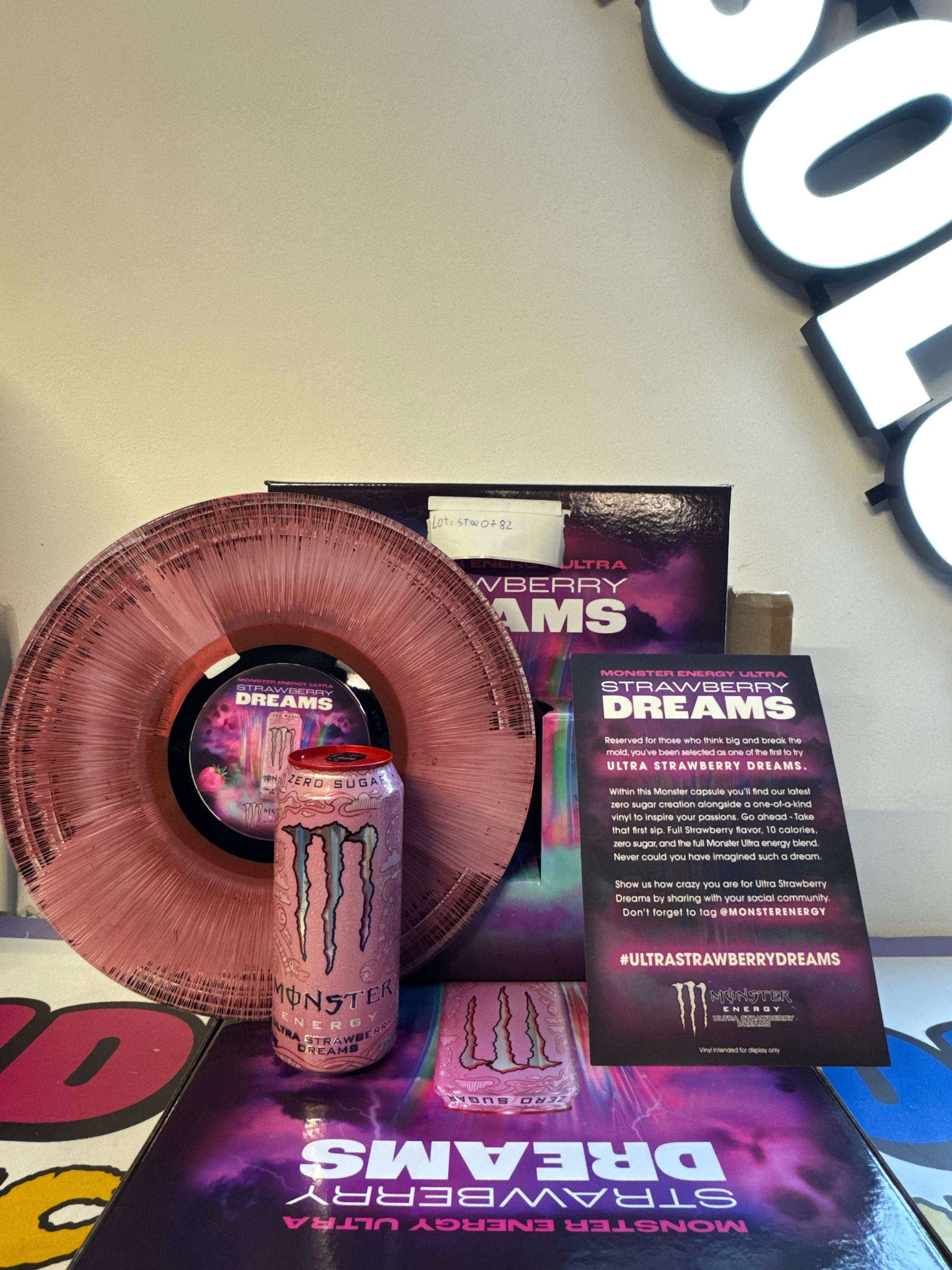 MONSTER ENERGY PROMO BOX: ULTRA STRAWBERRY DREAMS (STW0782)